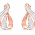 Boucles d'oreilles créoles torsadées en or rose serties de diamants pavés